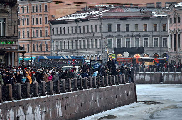 Участники несанкционированной акции сторонников Алексея Навального на набережной реки Мойка в Санкт-Петербурге.