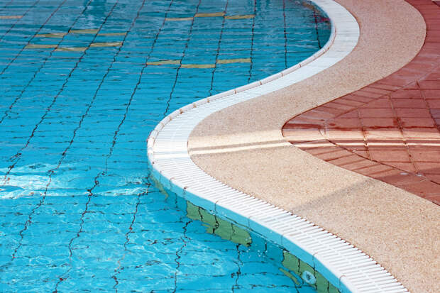 Двухлетний ребенок оказался в больнице после купания в бассейне на курорте