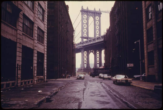 Вид на Манхэттенский мост в Бруклине в июне 1974 года