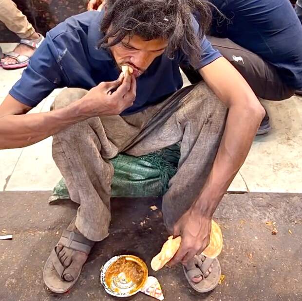 Видео россиянина с уличной едой в Индии описали фразой «брюшной тиф, чума и холера»