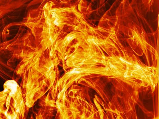 В Омске на территории предприятия загорелись три емкости с ГСМ