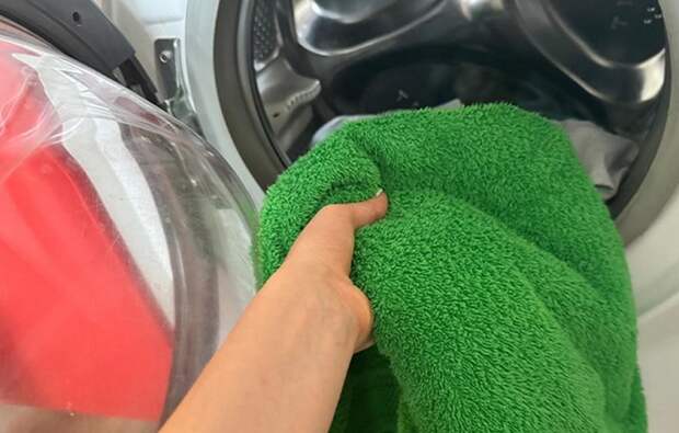 Махровое полотенце впитает в себя влагу. / Изображение: дзен-канал technotion