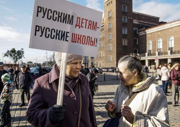 В латвийских школах ухудшилась успеваемость из-за отмены русского языка