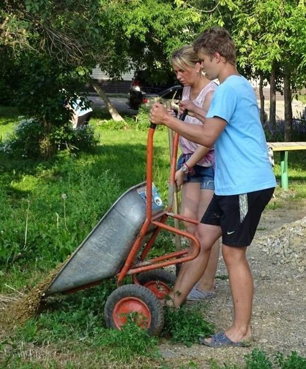 Жители многоквартирного дома в Невьянске вышли на субботник