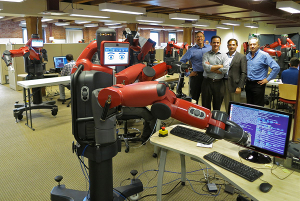 Родни Брукс (справа) и робот «Бакстер» в штаб-квартире Rethink Robotics, 5 сентября 2013 года. Фото: Steve Jurvetson / Flickr
