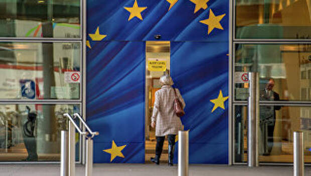 Вход в здание Еврокомиссии в Брюсселе. Архивное фото