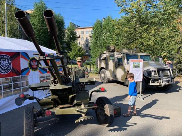 В Петербурге на фоне новейшего российского вооружения развеяли флаги ополчения ЛДНР 