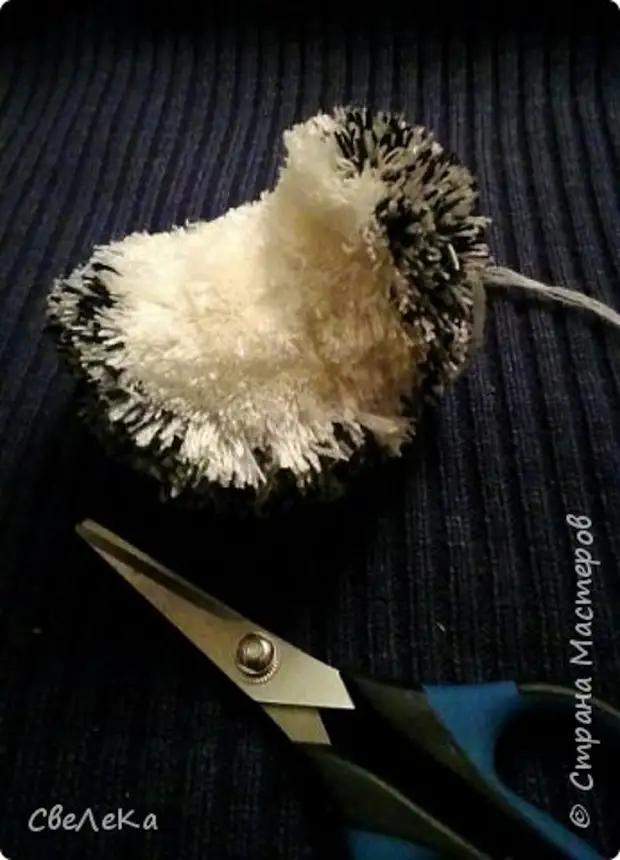 Видео ёжик из помпонов. Игрушки из помпонов ёжик. Ежик из пряжи своими руками. Звери из помпонов. Ежик из помпонов.