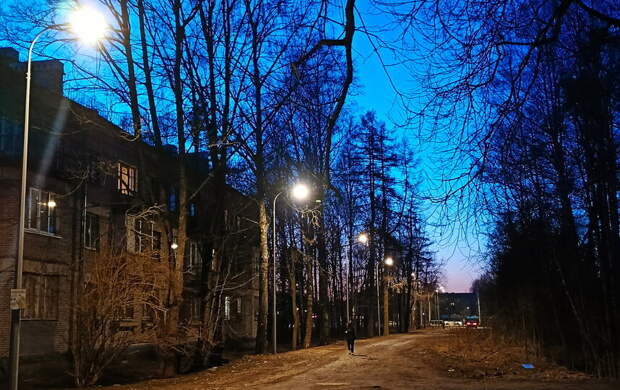 На Сосновском проспекте в Петербурге появилось современное освещение 25 марта 2026