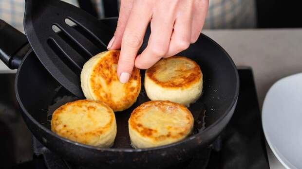 Стала готовить сырники по-новому – теперь они получаются еще нежнее и никогда не разваливаются