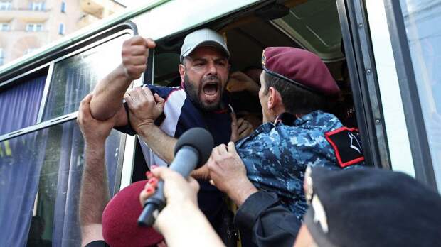 Протестующие в Армении отправились к служебному входу парламента страны