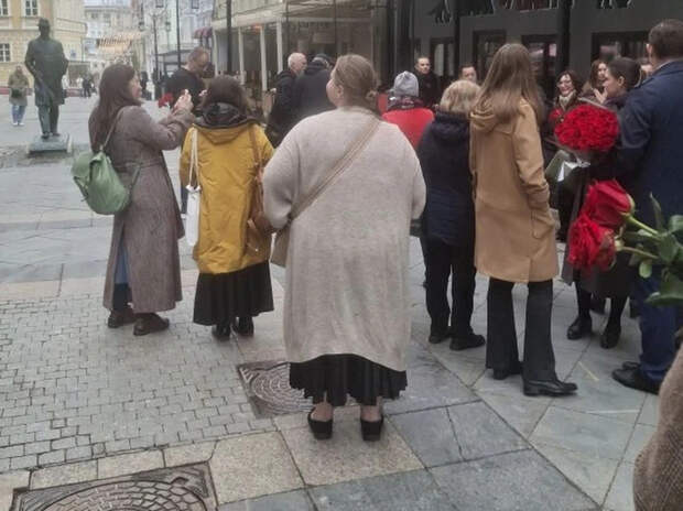 Десятки горожан возложили цветы у памятника Прокофьеву в Камергерском переулке