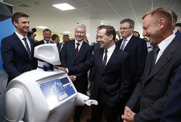 Медведев знакомится со стартап-проектами во время открытия Технопарка в Московском физико-техническом институте, 2015 год 