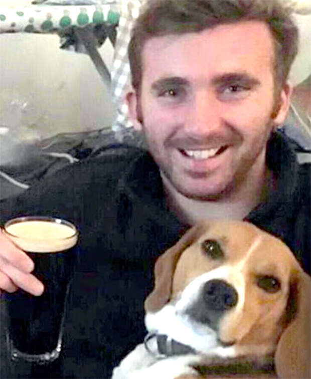 На фото со своей собакой Мейбл 28-летний младший капрал Джордж Хули из парашютно-десантного полка, был назван солдатом, погибшим на Украине.