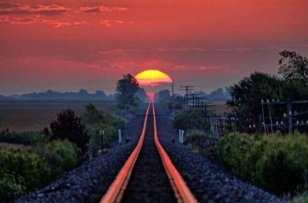 27. Дважды год в Иллинойсе в этом месте можно увидеть "Дорогу к восходу солнца" - великолепное отражение солнечных лучей на железнодорожных рельсах