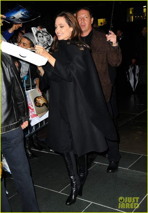 angelina-jolie-spots-more-fans-nyc-03