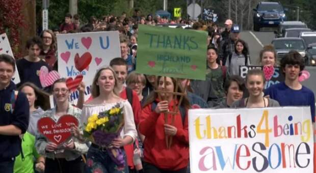 Бабушка каждый день провожала детей до школы, и когда ей понадобилась помощь, они отплатили тем же