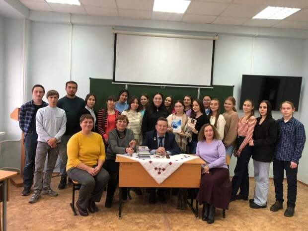 Алексей Герасимов на первом курсе журфака ЧГУ. Фото © chuvsu.ru