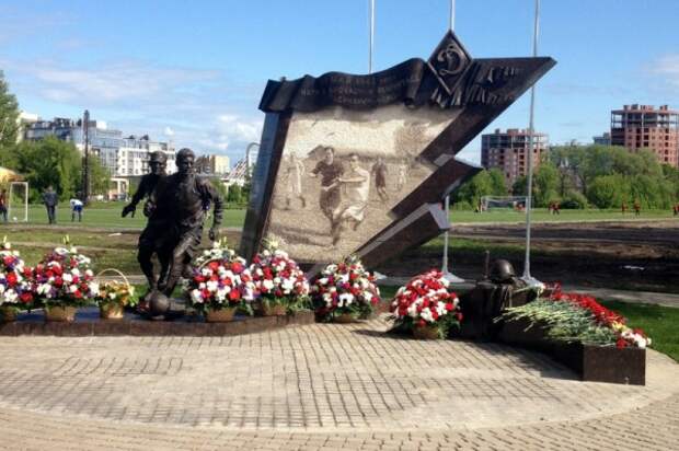 Памятник участникам матча в блокадном Ленинграде