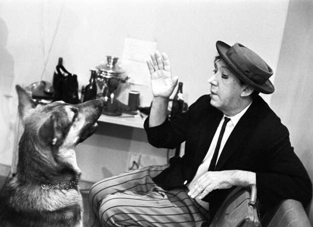 Партнеры по съемочной площадке фильма «Ко мне, Мухтар!» Юрий Никулин и пес Дейк действительно очень подружились