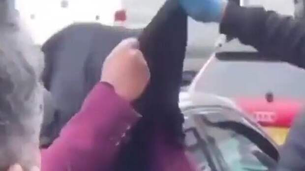 Внезапное разоблачение: мигранта в никабе выдали мужские штаны