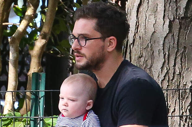 Папарацци впервые сфотографировали сына звезд "Игры престолов" Кита Харингтона и Лесли Роуз