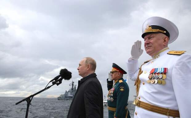 Перед началом основной части Главного военно-морского парада