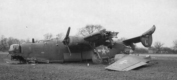 b-24j-445th-bg-703rd-bs-crash-landed b-24j-445th-bg-703rd-bs-crash-landed