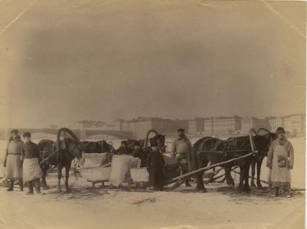 Добыча льда у Литейного моста, 1891−1900. (yandex.ru) Добыча льда у Литейного моста, 1891−1900. <br>