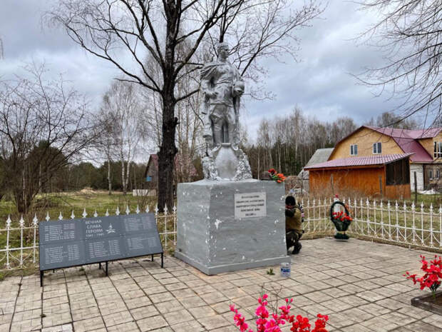 В Старицком районе полицейские благоустроили территорию братской могилы бойцов советской армии в годы ВОВ