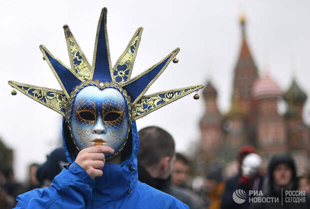 Участник карнавального шествия в Москве в рамках XIX Всемирного фестиваля молодежи и студенчества. 14 октября 2017
