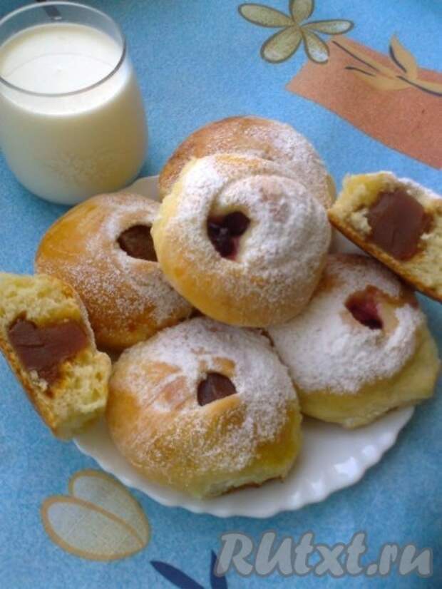 Готовые булочки посыпать сахарной пудрой.