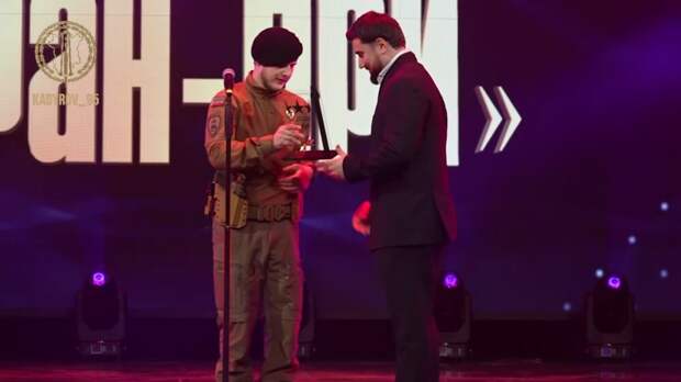 Кадыров выложил видео со своим вооруженным сыном Адамом на сцене «Песни года»