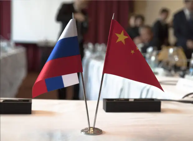 Украинский политолог Бондаренко заявил, что Россия и Китай могут вынудить Запад договариваться