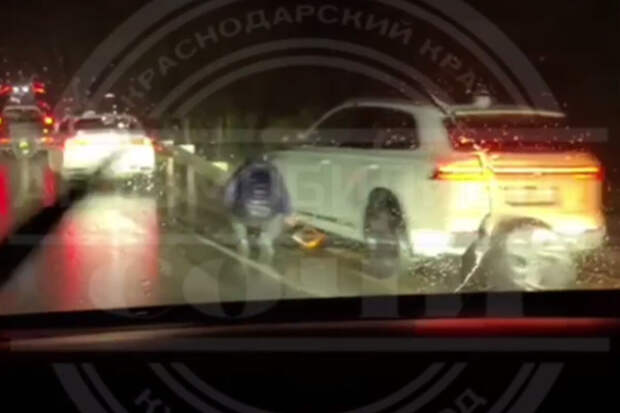 На трассе в Сочи автомобилисты массово пробили колеса