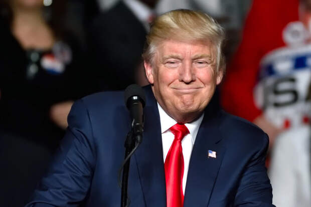 Консульство Ирана высмеяло Трампа, запостившего фото с картами UNO