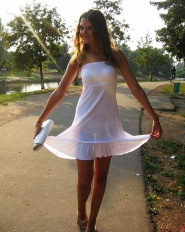 Красивые девушки в прозрачных нарядах