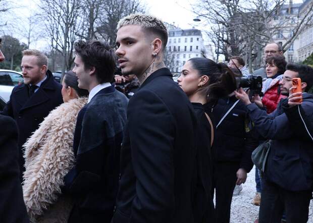 Среднего сына Бекхэмов на Неделе моды в Париже поддержала семья на фоне скандала