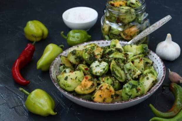 Пережить зиму проще, если в кладовке припасено много вкусной консервации