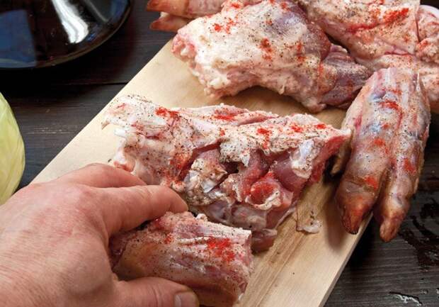 обработка свиных ножек солью и перцем