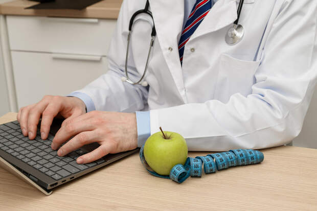 Путин поручил облегчить документооборот врачам и учителям