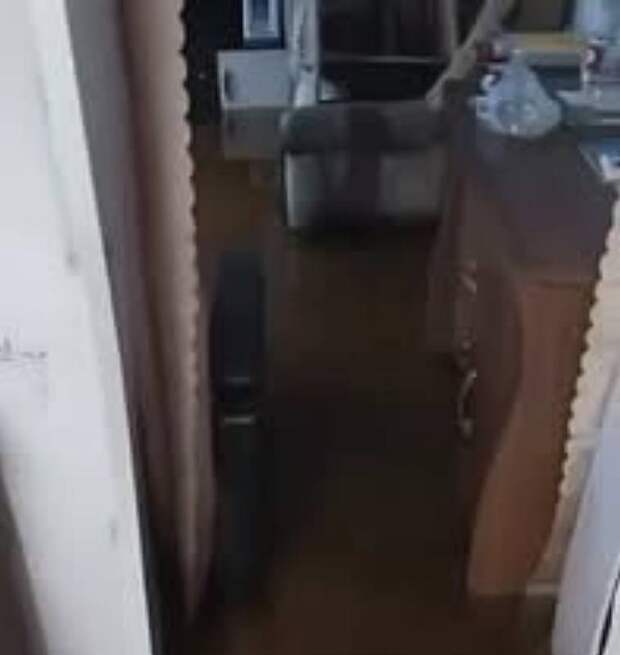 Дом в российском городе утонул и попал на видео