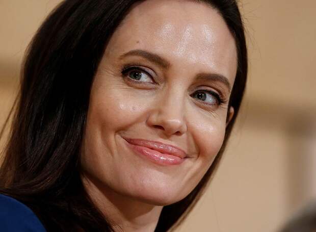 С прибавлением: Анджелина Джоли станет мамой в седьмой раз