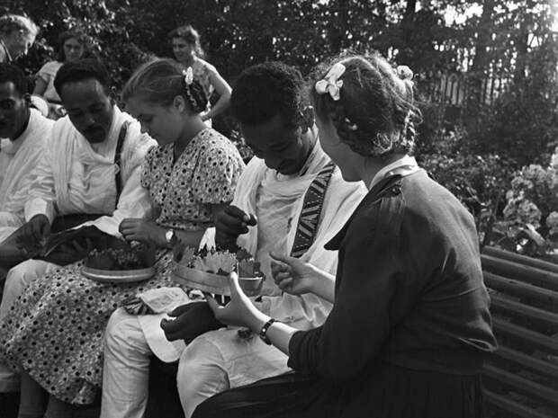 Участники делегации из Эфиопии во время 6-го Всемирного фестиваля молодежи и студентов в Москве, 1957 | Фото: ria.ru Участники делегации из Эфиопии во время 6-го Всемирного фестиваля молодежи и студентов в Москве, 1957 | Фото: ria.ru