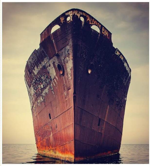 Evangelia было торговым судном, построенным на той же судоверфи, где был построен Титаник, и спущенный на воду 28 мая 1942 года с именем «Империя силы». «Saxon Star», «Redbrook» и наконец в «Evangelia». выброшенные, жизнь, катастрофа, корабли, красота, невероятное