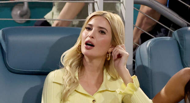 Дочь президента США Трампа Иванка показала фото в мини-платье с мужем Кушнером