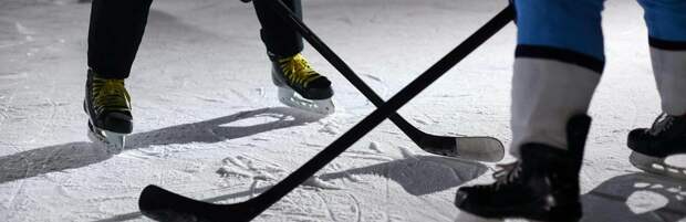 Пенсионер из Алматы более 40 лет заливает каток во дворе