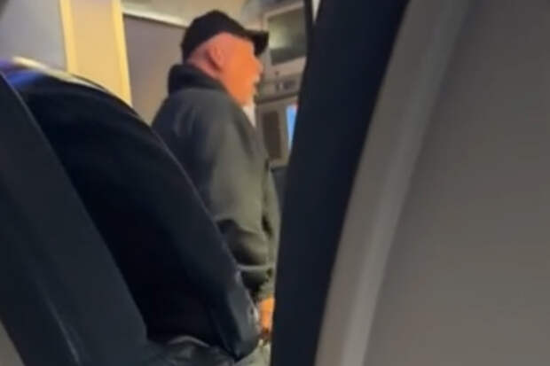 Разгневанный пассажир открыл дверь самолета со словами «я хочу выйти»