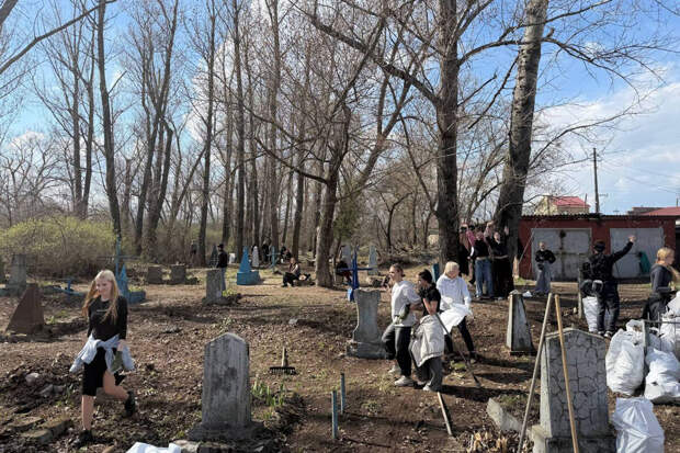 Шоумен Череватый устроил уборку на кладбище в Старобельске