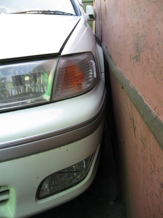 Парковка «впритык» может оставить неприятные сюрпризы на кузове. | Фото: drive2.ru.